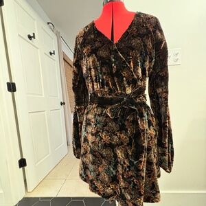 NWT Chelsea & Violet Velvet Floral Print Mini Wrap Dress Medium